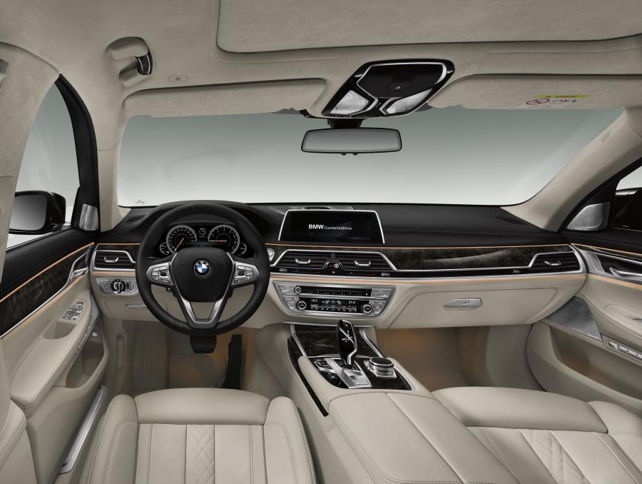  BMW 750Li xDrive 2015 года  (фото 18 из 41)